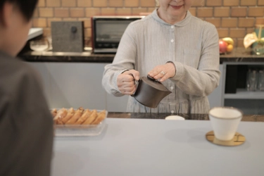 「どんなお茶でも丁寧に淹れられる」新しい体験を。世代を超えて受け継がれる、使いやすさを追求した「思いやり急須」を新発売