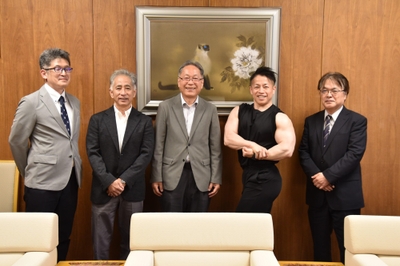 （左から）日本体育大学の大石教授、梅田教授、野口学長、岡田教授、亀井学部長