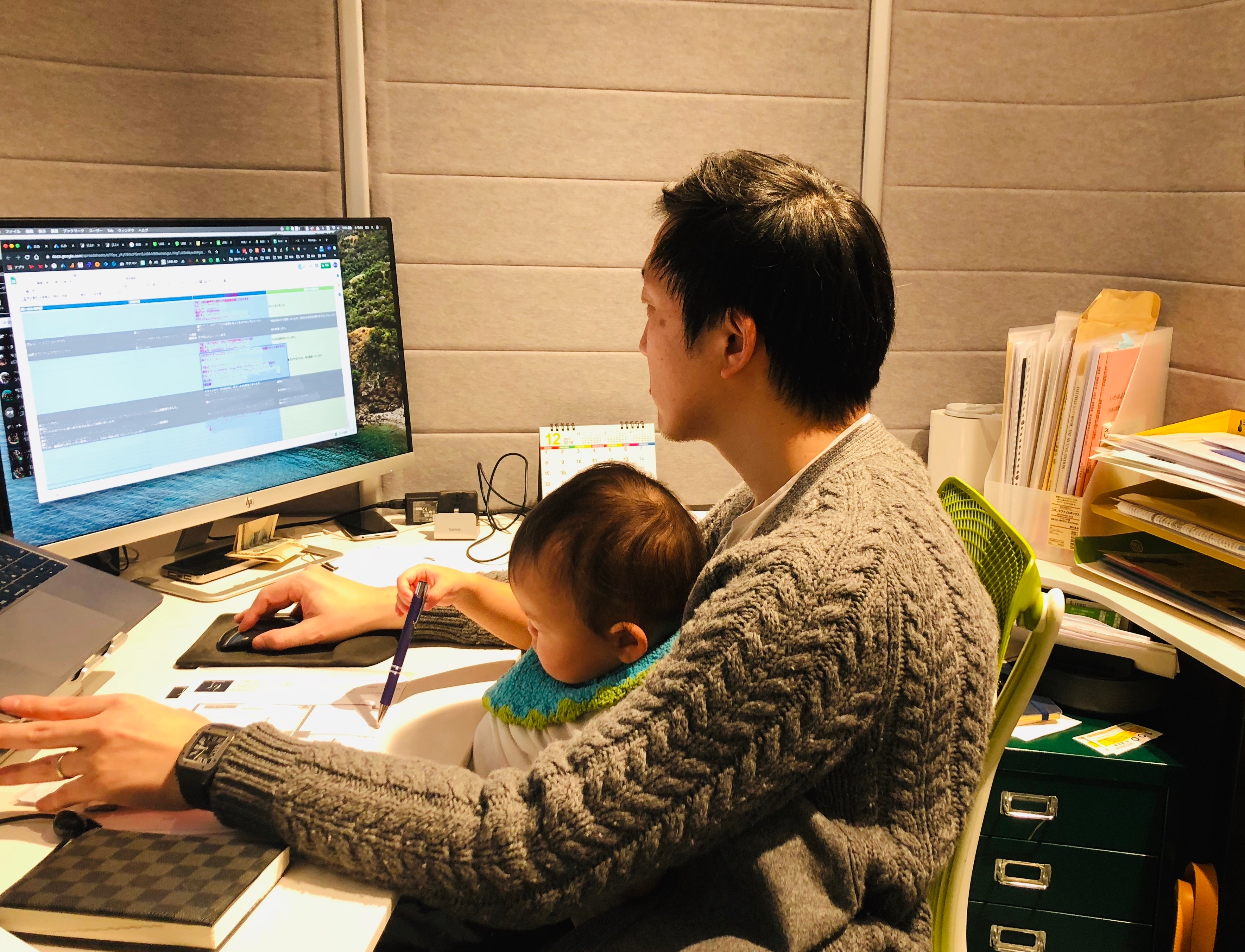 ペンを持って資料作成のお手伝い? (なじんでいますが、パパではありません)