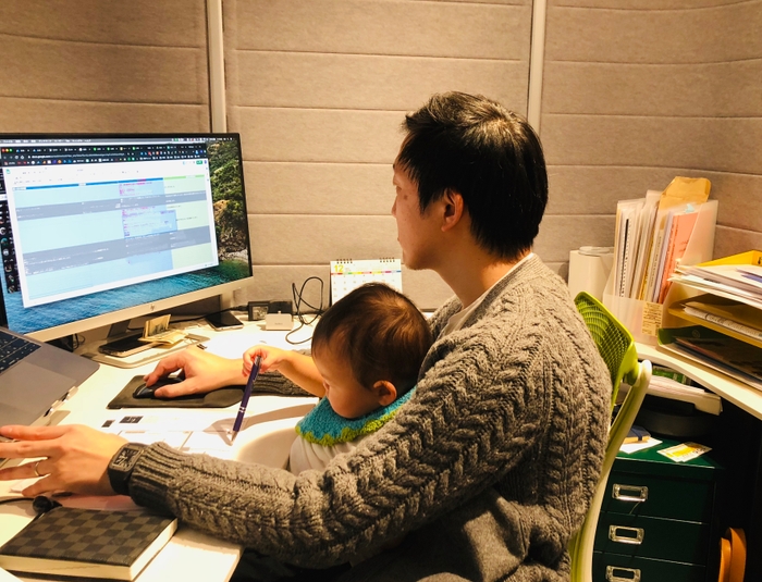 ペンを持って資料作成のお手伝い? (なじんでいますが、パパではありません)