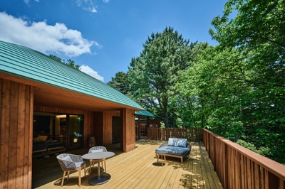 屋根付きのテラススペースも十分な広さ（テラスヴィラスイート）