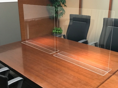 ミーティングルームに設置した透明アクリルのパーテーション。