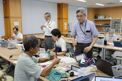 受講生を指導する藤本教授と赤木教授