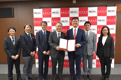 関係者の記念撮影。左から外国語学部の宮下准教授、増田教授、冨岡学部長、野口学長、JICA中部センターの上町所長、市民参加協力課の山本課長、五十嵐氏