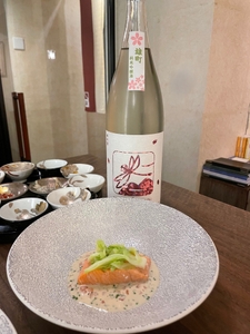 春らしい日本酒と華やかな色合いの旬の食材を使った料理のペアリング