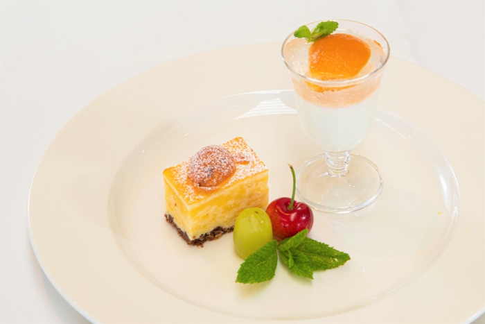 ▲淡路産びわの杏仁豆腐とパウンドケーキ(オーシャンテラス)