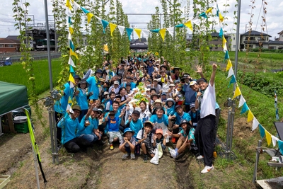 私市産ホップを育て、豊作を祝うコミュニティの様子 　写真：ホップ豊作祭の様子（2024年7月20日）