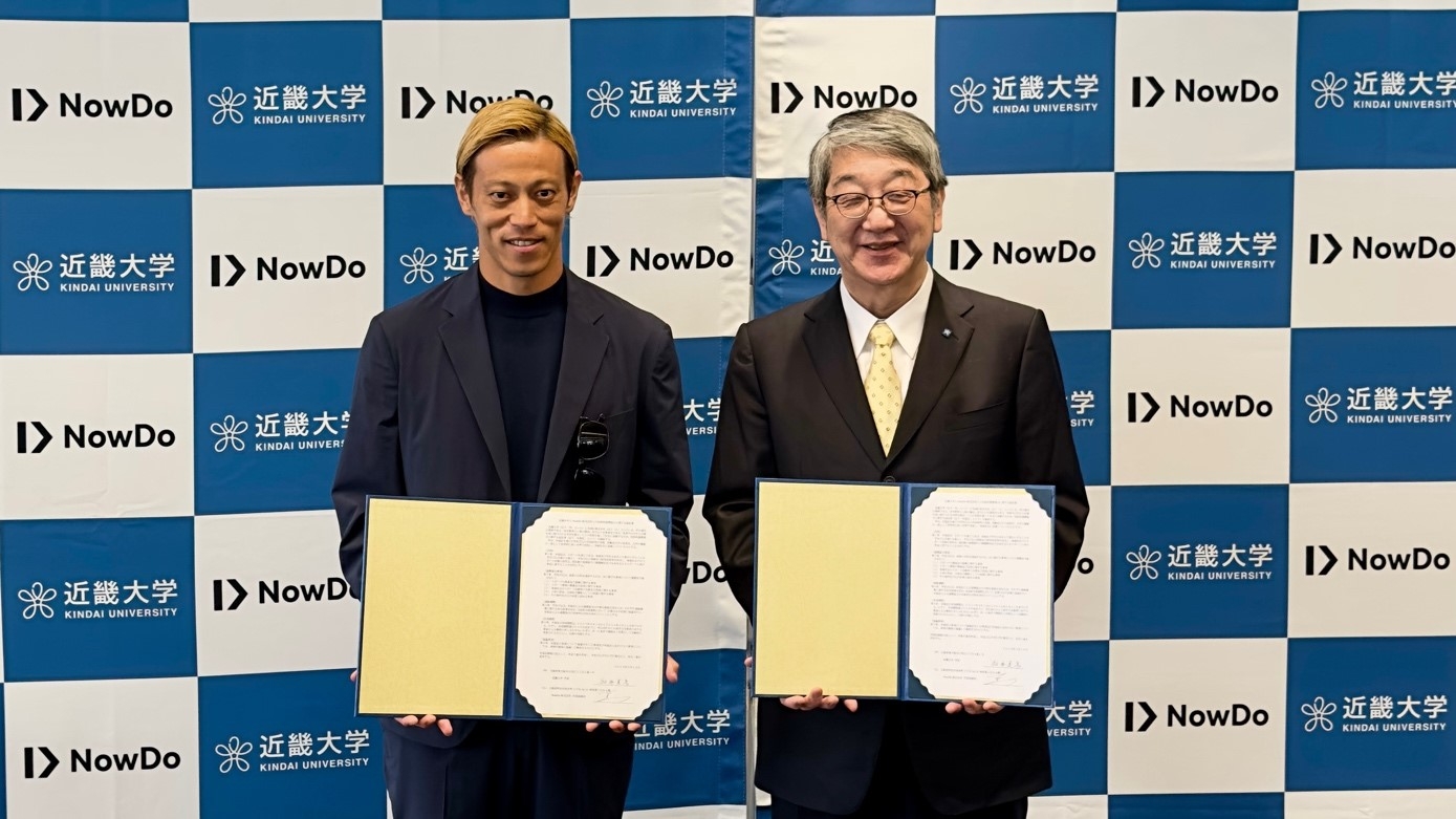 Now Do株式会社 代表取締役 本田 圭佑(左)、近畿大学 学長 細井 美彦(右)