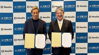 Now Do株式会社 代表取締役 本田 圭佑（左）、近畿大学 学長 細井 美彦（右）