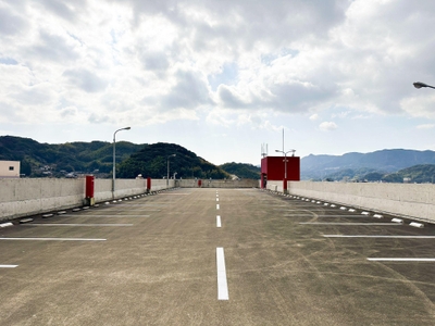 5階建て立体駐車場の一部