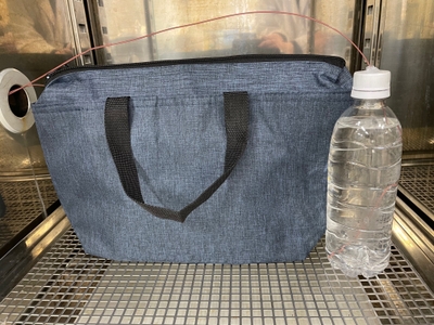 槽内での試験の様子（ペットボトル2本のうち1本を保冷バッグに収納し、それぞれに温度センサーを取り付けて温度変化を測定）