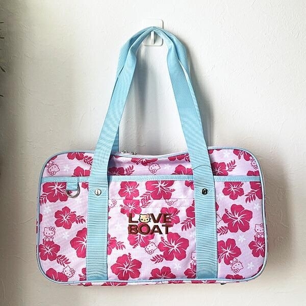 伝説のギャルブランドLOVEBOAT×キティの派手カワスクールバッグで、平成ギャル気分を味わう。