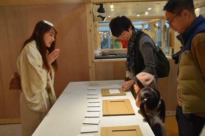 カードを並べて答えるクイズに挑戦