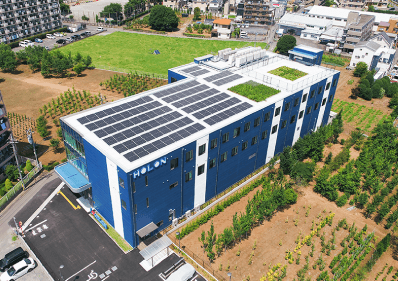 ４階建ての本社工場は、１階部分にクリーンルームを設けている。屋上の太陽光発電導入には東京都の助成金を利用した