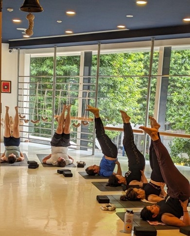 Santhosha Yoga 3BTスタジオの様子 (レベルに応じたグループクラスとプライベートレッスンを毎週提供しています。