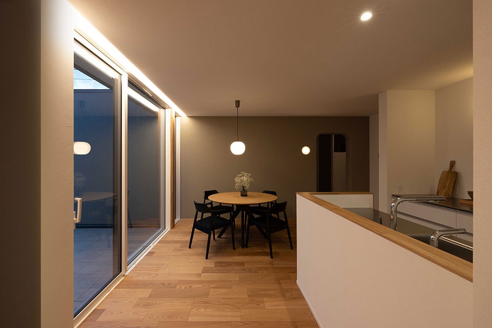 光と風のコンセプトハウス|夜のダイニングの内と外