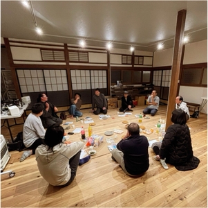▲ キリサワベースでのミラデ（おぐに未来デザイン研究所）会議。　　　　　　　　　　　　　　　　　　　　　　　　移住者と地元有志が円座を組み、夜遅くまで小国の未来を語り合う。