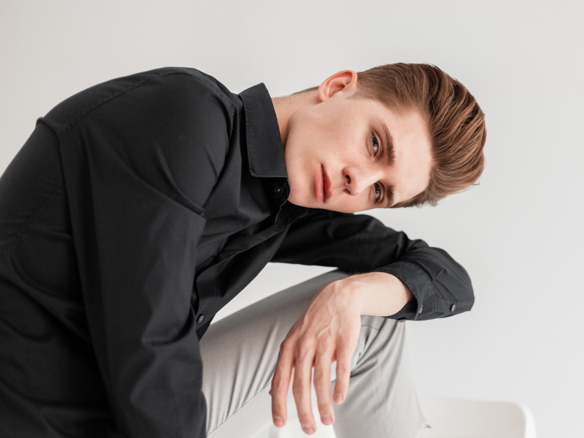 おしゃれと機能性の両立！シンプル高機能シャツでスマートな着こなしを