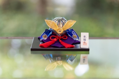 ガラスでできた兜は軽やかでインテリアにもなじむ