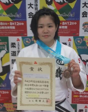 女子柔道部選手が和歌山県知事を表敬訪問 岡美紀 選手(2年生)が全国高校総体 3位入賞報告