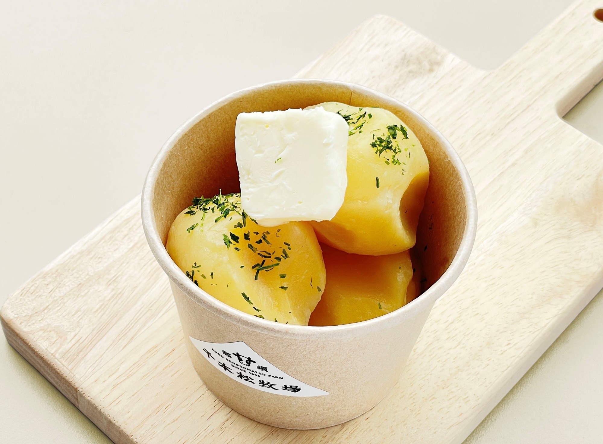 ほくほくのジャガイモに千本松のバターたっぷり。「じゃがいもバター」500円(税込)