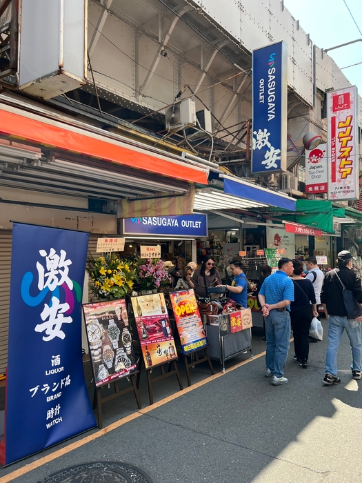 SASUGAYA OUTLET外観/『アメ横ウェルカムモール』の赤い入り口看板、JJTストア様の隣にございます。