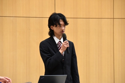 あいさつする神田部長