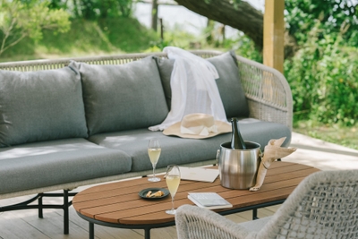 午後のテラスの風景（イメージ）