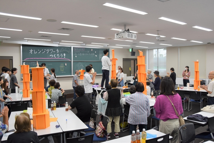 各テーブル高々と積み上がるオレンジタワー