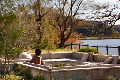 自然と一体となれる“ゲストのもうひとつのリビング”で日光浴［一例］