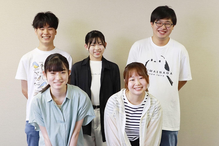 Ambienteメンバー 後列:西亮憲さん(農学部3年)、佐藤亜和音さん(農学部1年)、北川大慈さん(理工学部4年) 前列:近藤那海さん(農学部2年)、中田有咲さん(農学部2年)