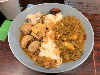 レギュラーカレーと限定カレーのあいがけ「あいがけマトンハードコア」　