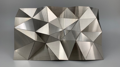 立体形状の金属加工（平面で加工し、折り曲げて成形）