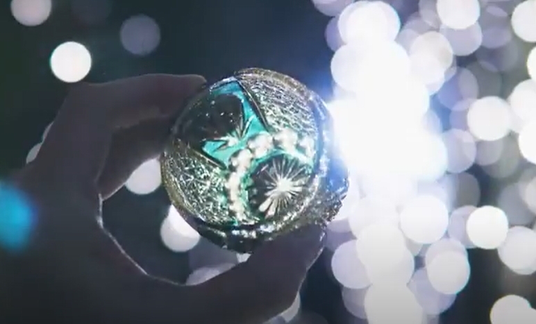 都会のネオンに翳す。今までにない感覚がうれしい!