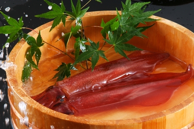 甘くコリコリの食感がクセになる新鮮な活イカをおふたり様で１杯　※一例