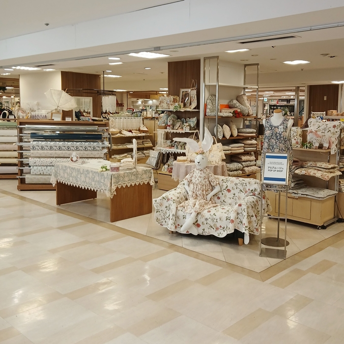 6階リビングフロア。うさぎのぬいぐるみが目印です