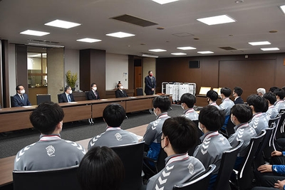 Ik2Ra0cEutgzYEbsB6zn.jpg?w=940&h=940