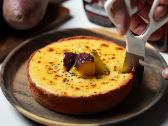 秋の贅沢グルメ【さつまいものシカゴピザ】が新宿に登場