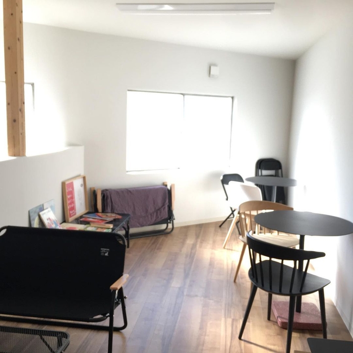 明るい二階カフェスペース