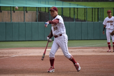 部員の要望で試合前のシートノックでバットを振った安江監督