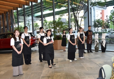 小田さんのプレゼンを見守るゼミ生やATグループの社員ら