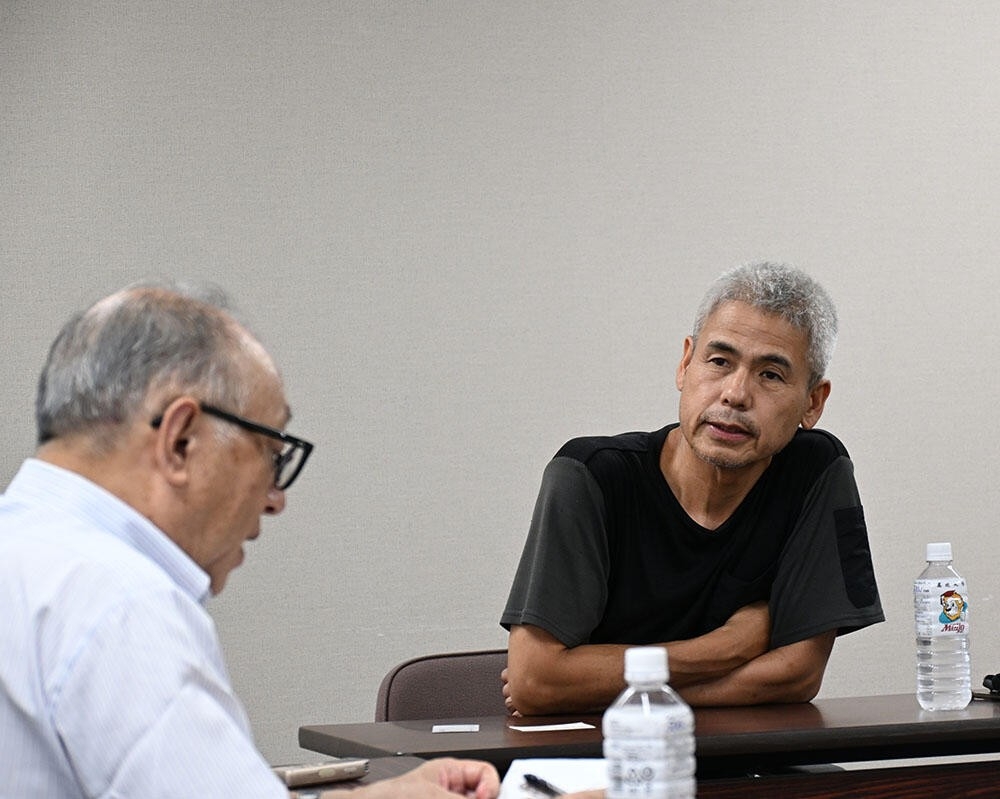 インタビューを受ける中村武司さん