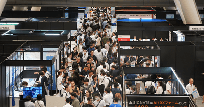 来場者で埋め尽くされている出展エリア