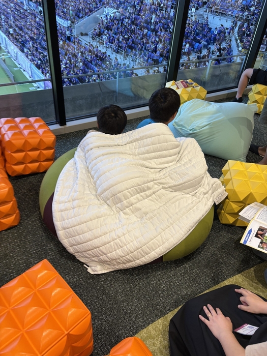 チェーンブランケットにくるまって試合観戦をする子ども達