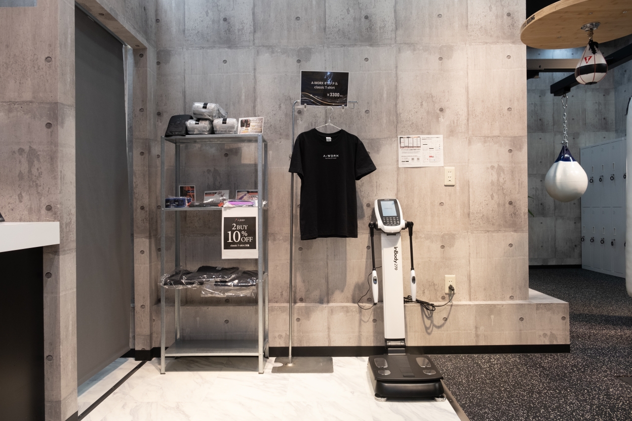 『A-WORX boxing+fitness』の店内はモノトーンを基調として清潔感がある