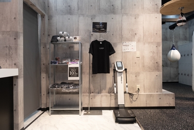 『A-WORX boxing＋fitness』の店内はモノトーンを基調として清潔感がある