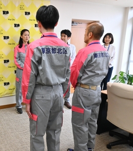 派遣職員を激励する様子