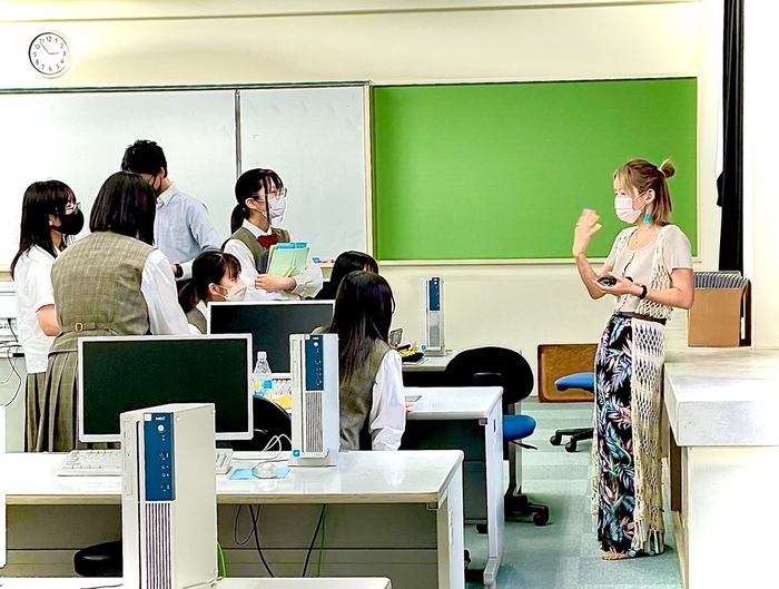 高校生たちと地元企業主との授業風景 1