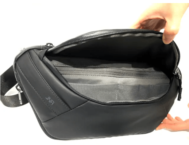 内部のポケットは伸縮性のあるメッシュ生地です。