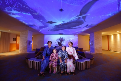 是非、大きなソファにごろりと横たわって天井を見上げて！